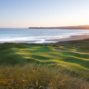 Eine idyllische grüne Golfanlage in Irland