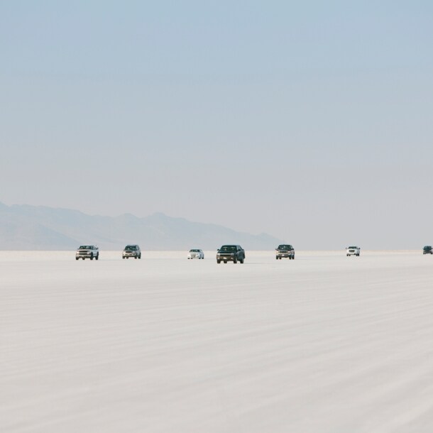 Autos auf dem International Speed Way während der Speed Week auf den Bonneville Salt Flats