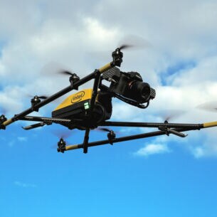 Eine schwarz-gelbe Drohne in der Luft