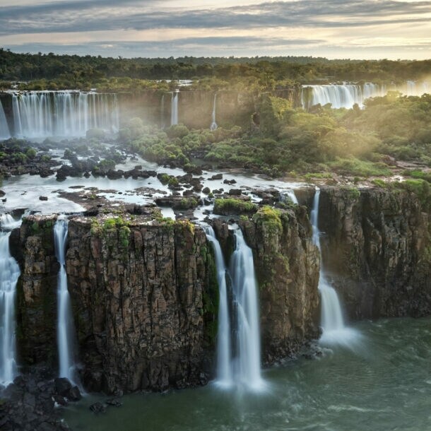 Panoramaaufnahme des Nationalparks Iguazú mit Wasserfällen