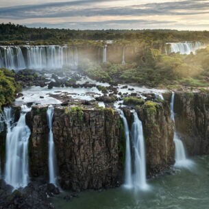 Panoramaaufnahme des Nationalparks Iguazú mit Wasserfällen