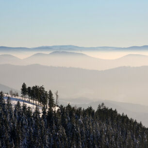 Blick über die Berglandschaft des Schwarzwaldes mit Nebelfelder im Hintergrund