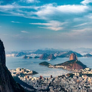 Stadtpanorama von Rio de Janeiro mit Christusstaue und vorgelagerten Inseln im Meer