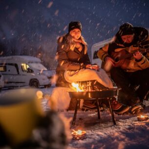 Fröhliche Stimmung auf einem Campingplatz im Winter