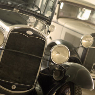Blick auf mehrere Kühlerfronten von historischen Ford T-Modellen