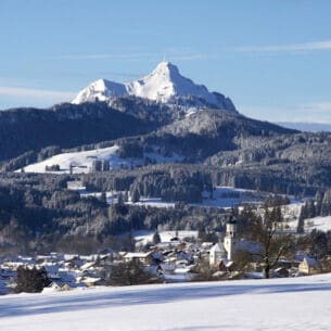 Ein idyllischer, schneebedeckter Ort am Fuße eines Berges mit Skipisten