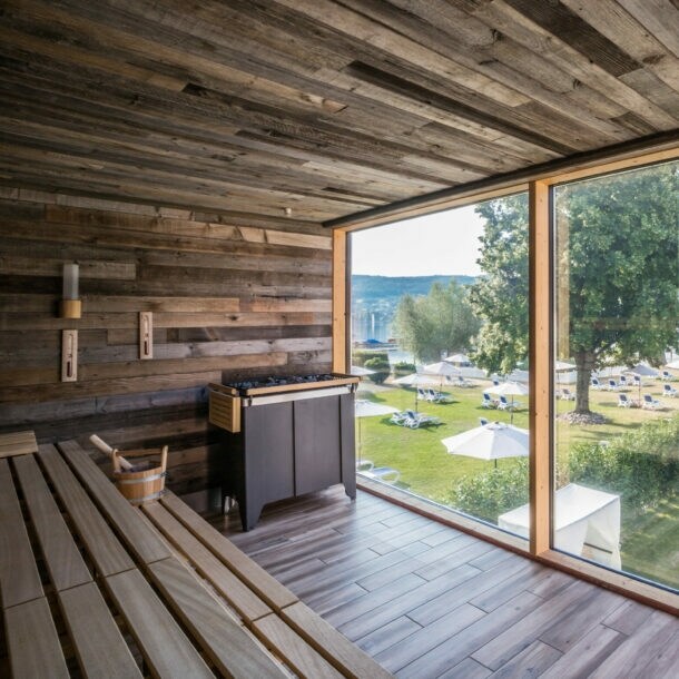 Eine Sauna mit großer Panoramascheibe
