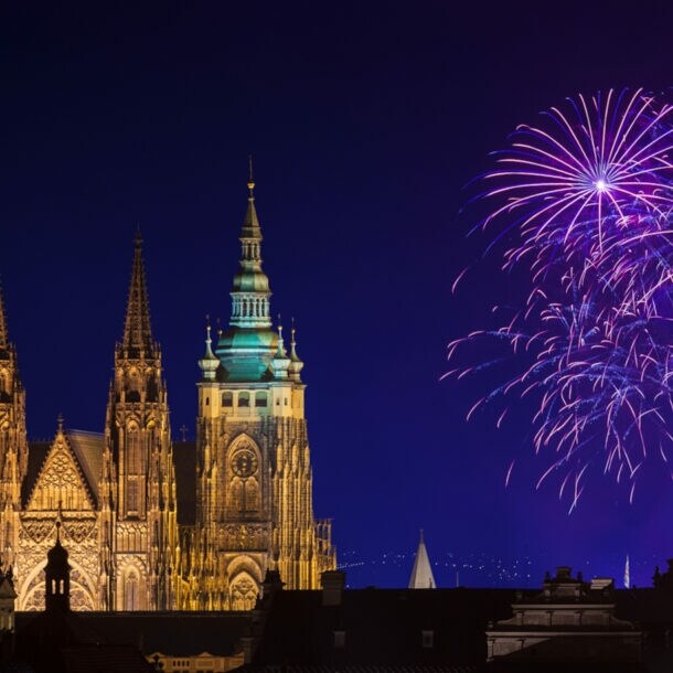 Ein Feuerwerk neben einer Kathedrale unter dem Nachthimmel