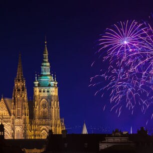 Ein Feuerwerk neben einer Kathedrale unter dem Nachthimmel