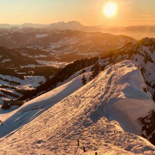 Verschneites Bergpanorama im Sonnenuntergang