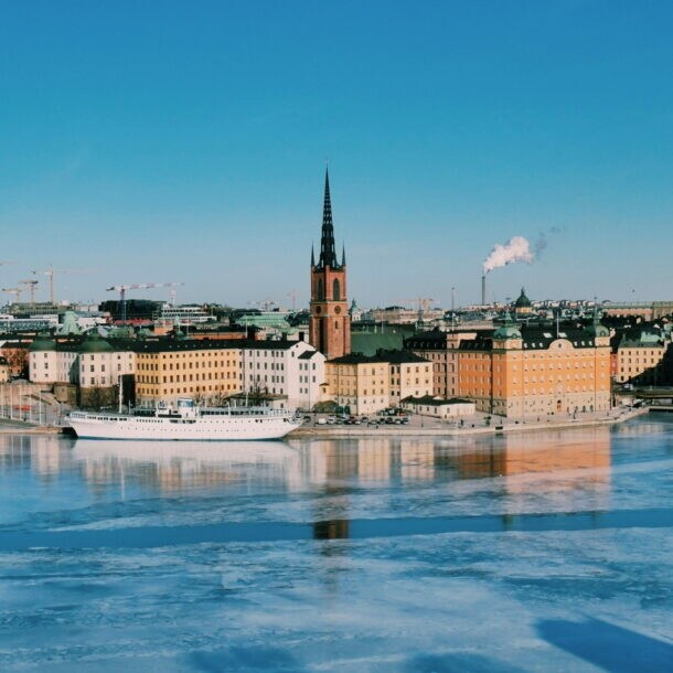 Panorama auf das Stadtbild Stockholms mit vereistem Gewässer ringsum