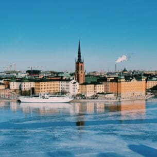 Panorama auf das Stadtbild Stockholms mit vereistem Gewässer ringsum