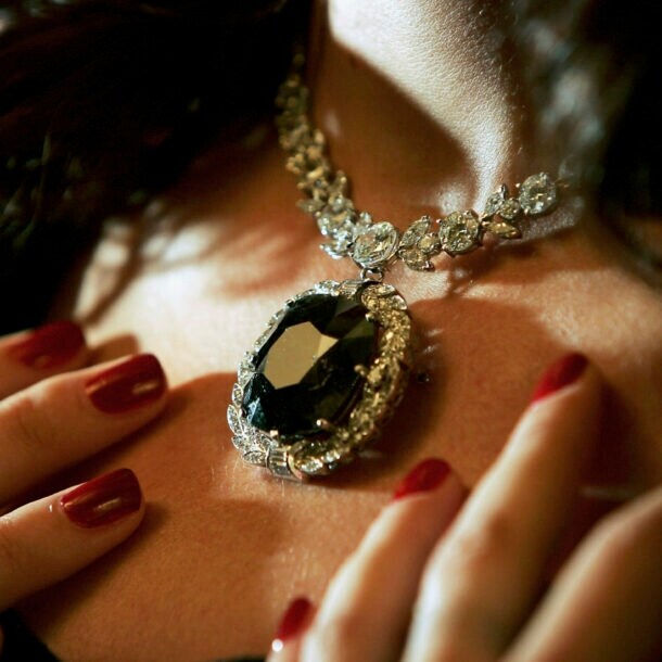 Nahaufnahme einer Diamantenkette am Hals einer Frau