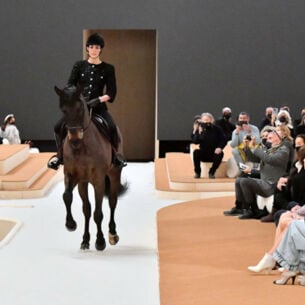 Charlotte Casiraghi reitet auf einem Pferd über den Laufsteg bei der Paris Fashion Week