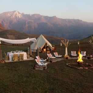 Luxuriöses Zeltlager in den Bergen.