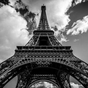 Der Eiffelturm in Paris als Schwarz-Weiß-Fotografie aus der Froschperspektive