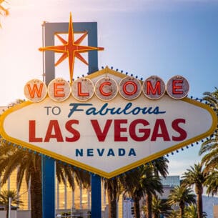 Ein Schild mit der Aufschrift „Welcome to fabulous Las Vegas Nevada“, daneben Palmen