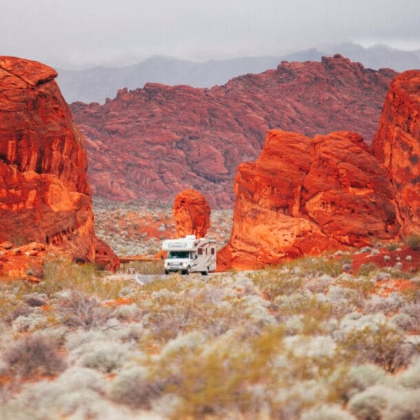 Ein Campervan fährt durch das Valley of Fire in Nevada