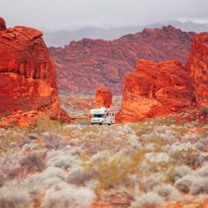Ein Campervan fährt durch das Valley of Fire in Nevada
