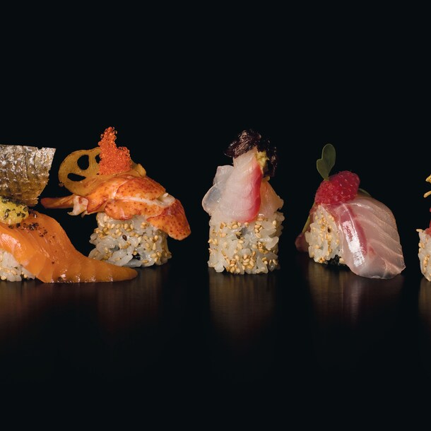 Verschiedene Sushi nebeneinander.