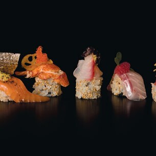 Verschiedene Sushi nebeneinander.