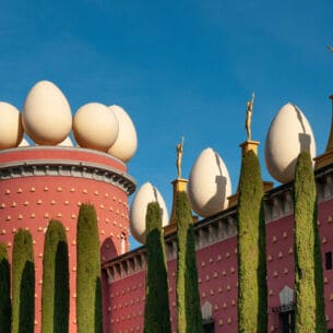 Dach des Dalí-Museums mit Eier-Skulpturen und goldenen Figuren