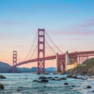 Golden Gate Bridge im Abendrot.