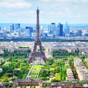 Der Eiffelturm in Paris aus der Vogelperspektive.