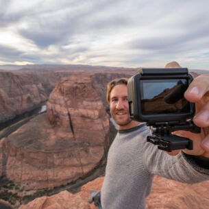 Ein Mann macht ein Selfie am Colorado River.