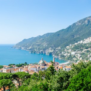Blick über die italienische Stadt an der Amalfiküste, das Meer und Berge.