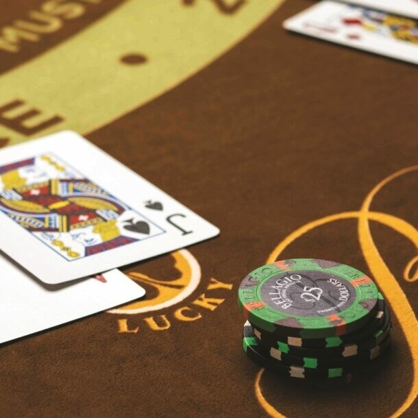 Pokerkarten und Pokerchips auf einem Spieltisch.