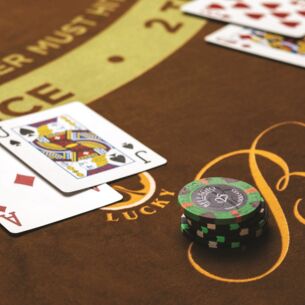 Pokerkarten und Pokerchips auf einem Spieltisch.