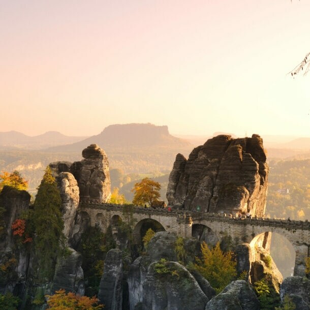 Blick über die Bastei im Elbsandsteingebirge in der Sächsisch-Böhmischen Schweiz