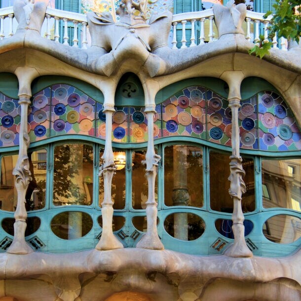 Außenansicht eines geschwungenen Fensters der Casa Battló