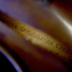 Die Signatur von Antonio Stradivari während einer Auktion bei Christie’s