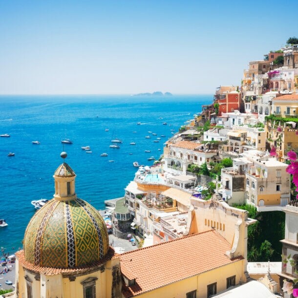 Blick über eine italienische Stadt am Hang