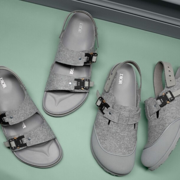Detailaufnahme von zwei Paar grauer Sandalen mit Dior- und Birkenstock-Logo