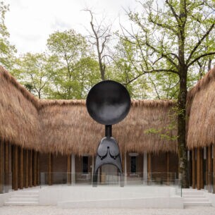 Skulptur von Simone Leigh vor dem US-Pavillon auf der Biennale 2022