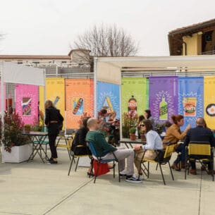 Terrasse mit Besuchern auf der Pitti Taste Messe