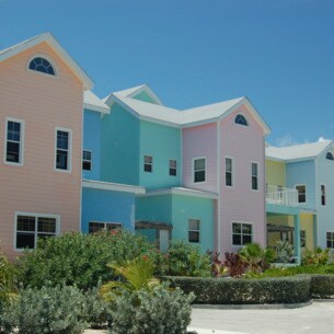 Eine Reihe pastellfarbener Häuser in der Sonne