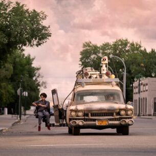 Szene aus einem Film mit einem alten ramponierten Auto auf einer Straße