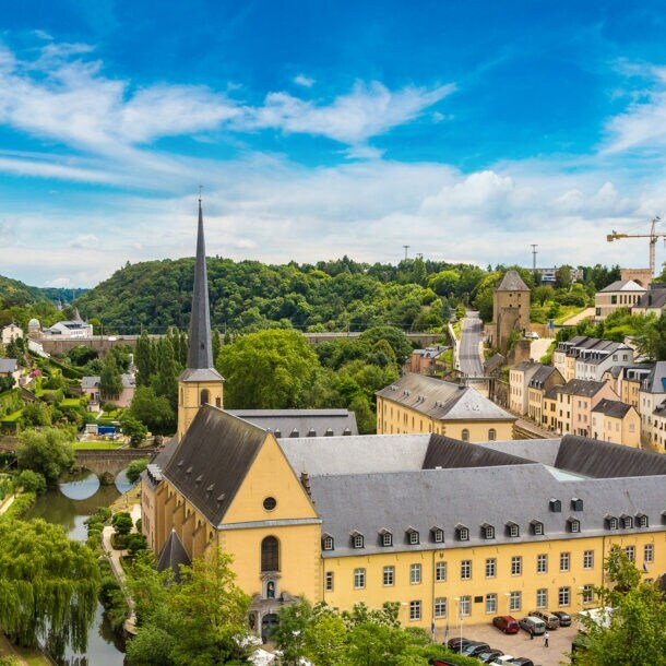 Panoramablick über Luxemburg mit der Abtei Neumünster und der Kirche St. Jean du Grund