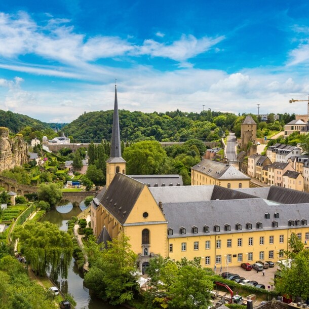 Panoramablick über Luxemburg mit der Abtei Neumünster und der Kirche St. Jean du Grund