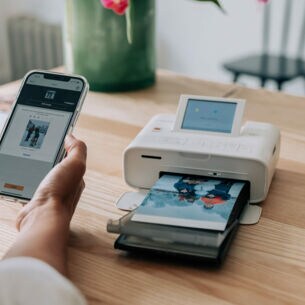 Ein Mini-Fotodrucker druckt ein Bild von einem Handy aus