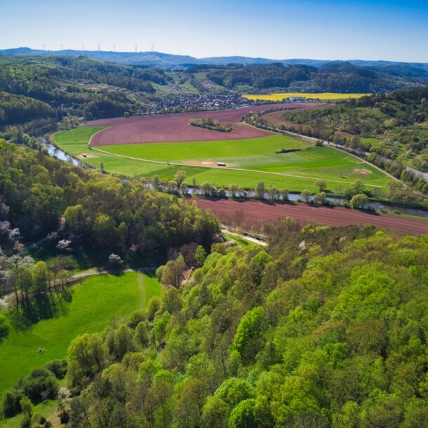 Blick über eine hügelige Landschaft im Frühling