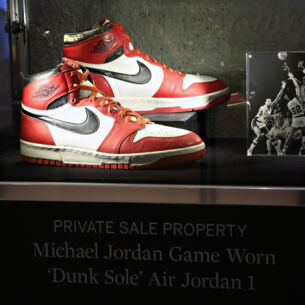 Sneaker, die von Michael Jordan in einem Basketballspiel getragen wurden und bei Sotheby’s versteigert wurden