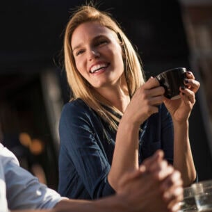 Ein lachendes Paar in einem Straßencafé