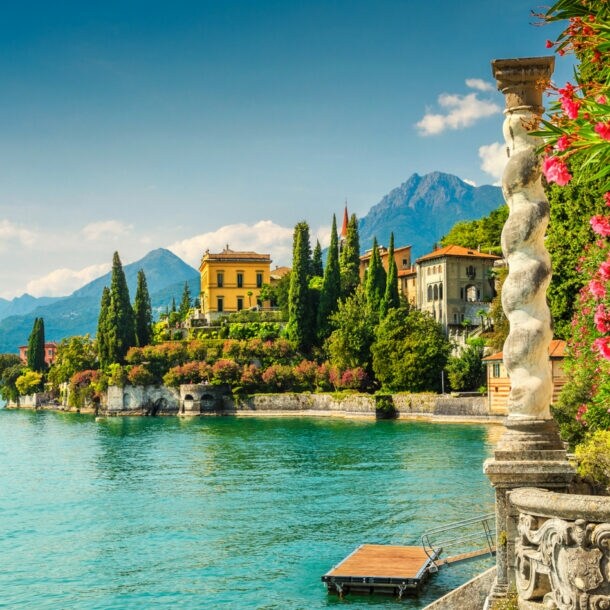 Berühmte Luxusvilla in Varenna am Comer See inmitten eines atemberaubenden botanischen Gartens mit mediterranen Oleanderblüten