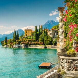 Berühmte Luxusvilla in Varenna am Comer See inmitten eines atemberaubenden botanischen Gartens mit mediterranen Oleanderblüten