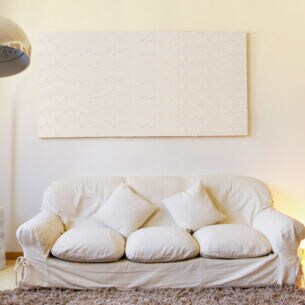 Eine Bogenlampe neben einem Sofa